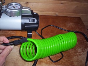 The permanently-mounted air hose is extremely short. But the slinky attachment screws on in a high-quality-appearing manner.